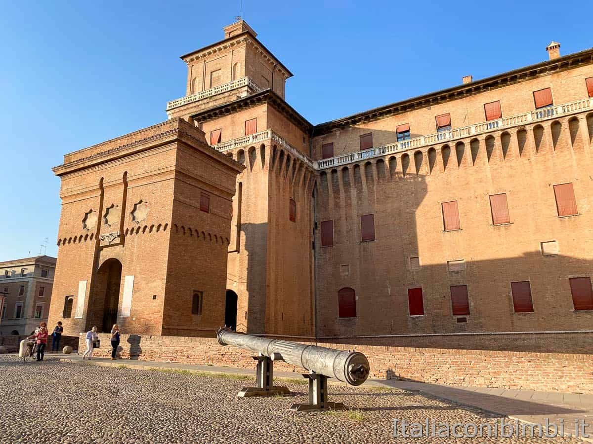 Ferrara- cannone - al castello