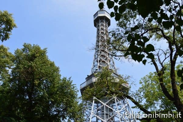 Torre della televisione sulla collina di Petřín a Praga
