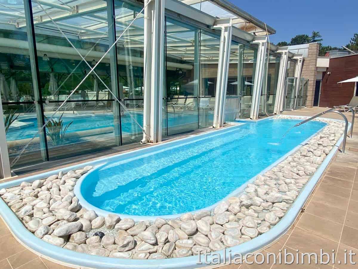 Chianciano - Terme Theia - piscina esterna sassi