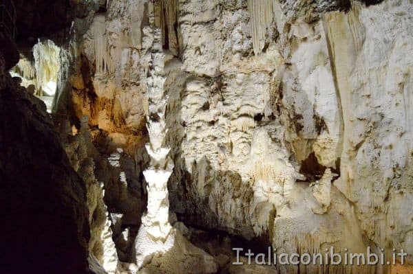 Grotte di Frasassi colonna stalagmite