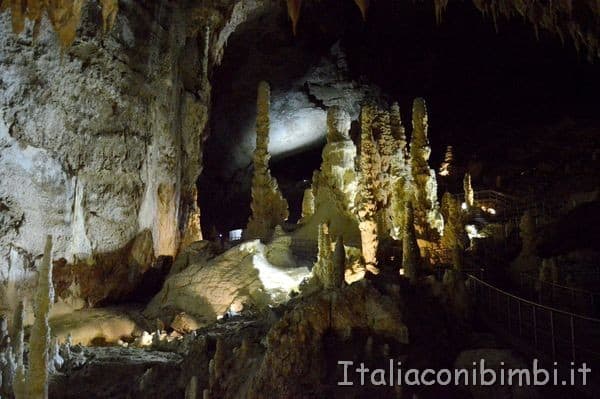 Grotte di Frasassi stalagmiti