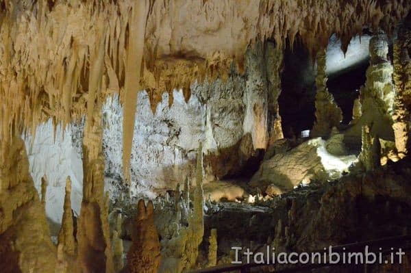 Grotte di Frasassi stalattiti e stalagmiti