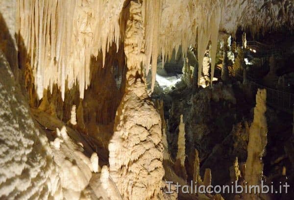 Grotte di Frasassi stalattiti