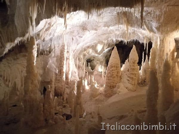 Stalagmiti delle Grotte di Frasassi