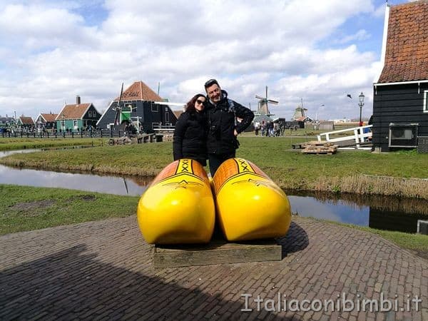 foto con gli zoccoli giganti Zaanse Schans