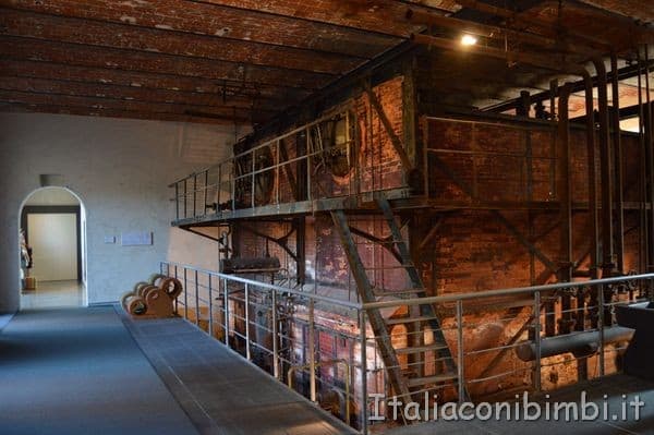 caldaia nel museo del tessuto di Prato