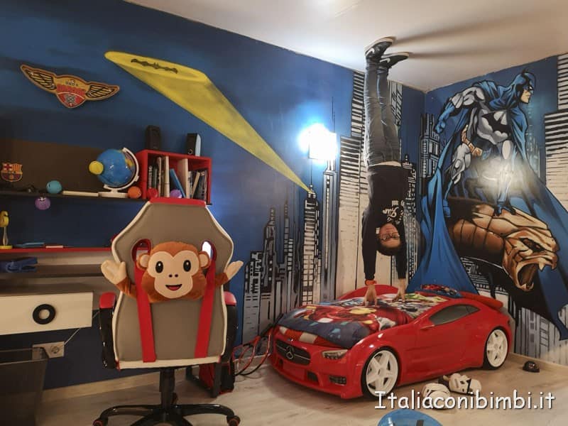 Nella casa rovesciata del museo Big Fun di Barcellona