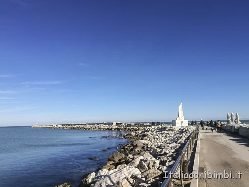  barca di pietra al molo sud - San Benedetto del Tronto