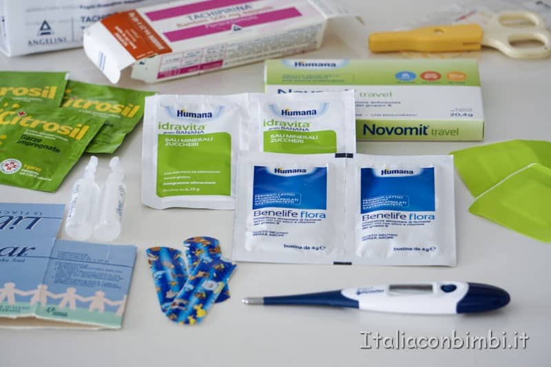 Valigia-con-bambini-kit-farmaci-da-viaggio