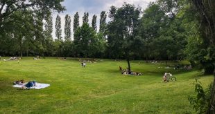 Abbadia di Fiastra- famiglie in relax sul prato