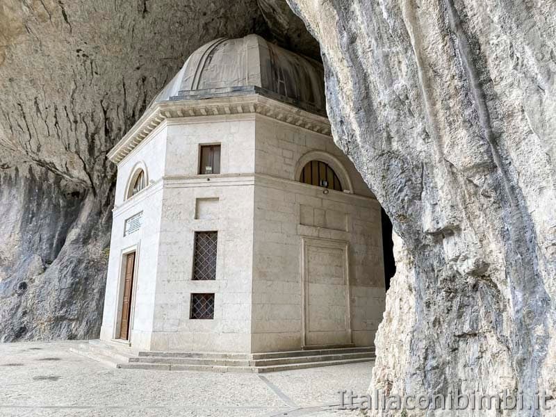 Tempio Valadier - sotto la roccia