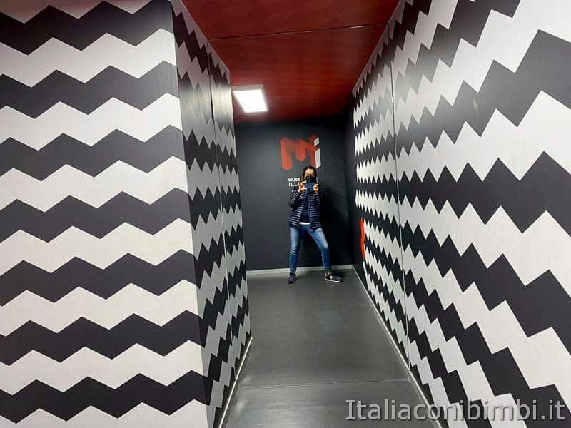 Museo delle Illusioni- Milano - stanza distorta