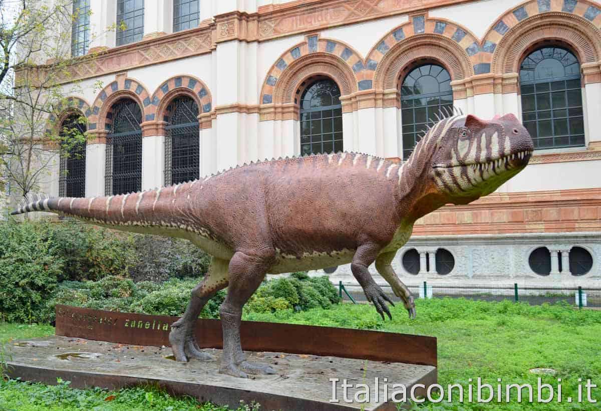 Museo di storia naturale di Milano - dinosauro all'esterno