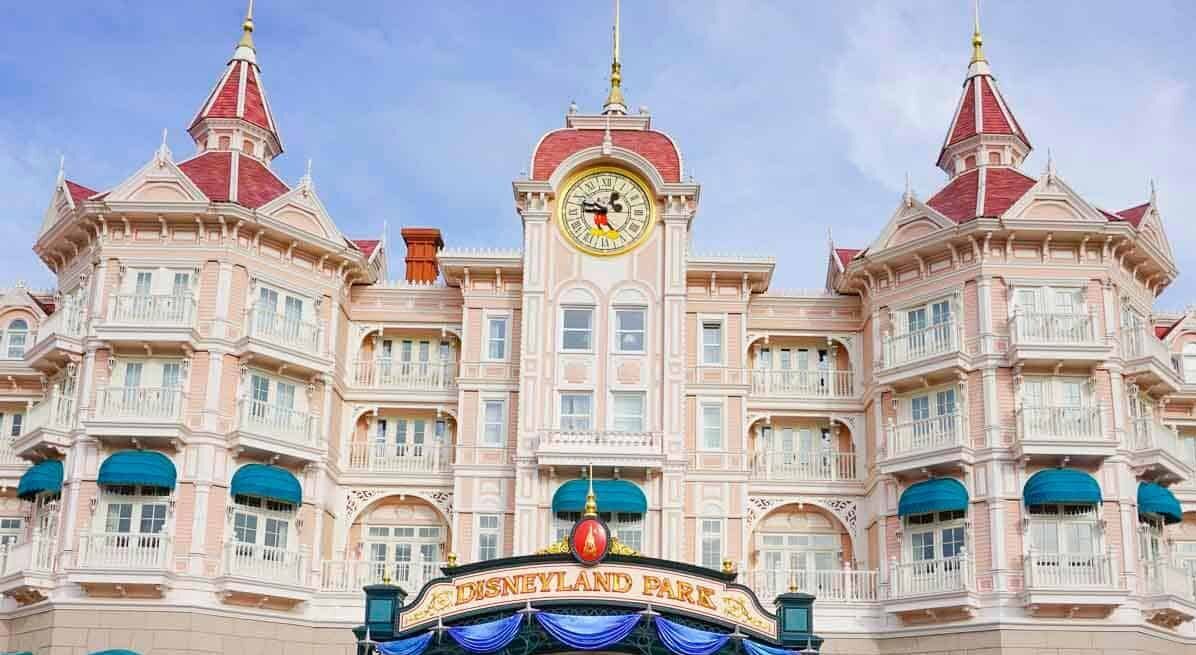 Disneyland Paris - bambino davanti all'ingresso