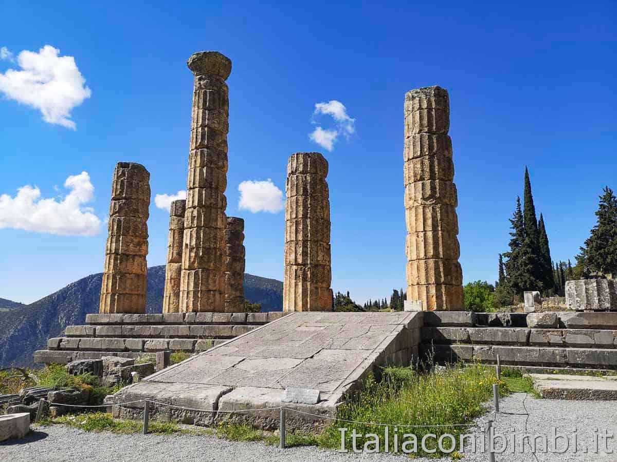 Grecia - Delfi - area archeologica - colonne