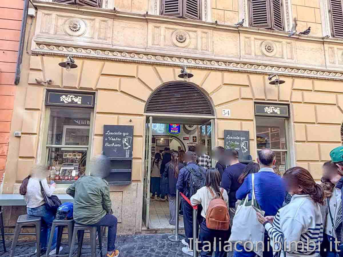 Roma - fila davanti al Forno Roscioli